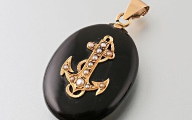 Napoleon III onyx pendant, the back opening in glass encircled with gold, the yellow gold 750 thousandths, onyx quilted with an anchor motif symbolizing hope, set with half pearls