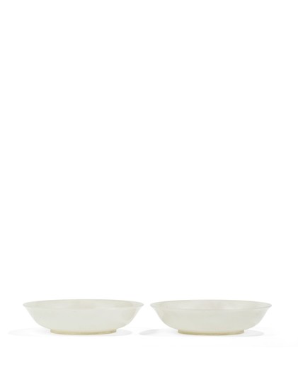 PAIRE DE COUPES EN JADE BLANC DYNASTIE QING, XVIIIE-XIXE SIÈCLE | 清十八至十九世紀 青白玉圓盤一對 | A pair of white jade dishes, Qing Dynasty, 18th/19th century