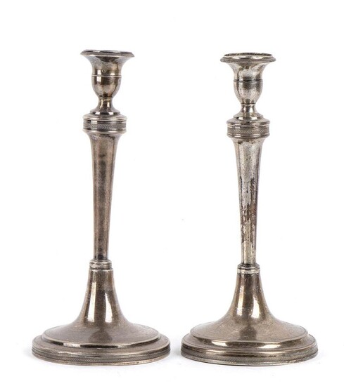 Paire de chandeliers italiens en argent - Naples, 1824-1832, marque de RAFFAELE MARESCABase de forme...