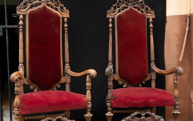 Paire de fauteuils en noyer du XVIIIe siècle. Dimensions : 141 x 62 x 58.