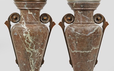 Paire de grands vases Art Déco en cache-pots en tôle de zinc, bronzés et marbrés...