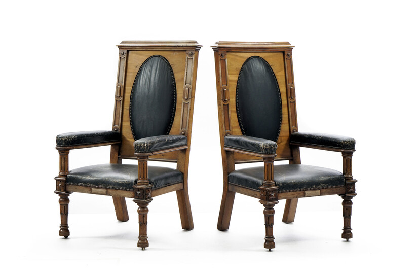 Paire de larges fauteuils, Angleterre, 2ème moitié du XXe s., en bois naturel mouluré et sculpté
