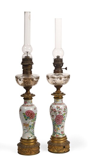 Paire de vases balustres en porcelaine polychrome à décor de fleurs, montés en lampes à...
