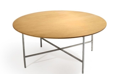Paul McCobb (1917-1969) Table basse, plateau circulaire en bois vernis, piétement à entretoise en métal...