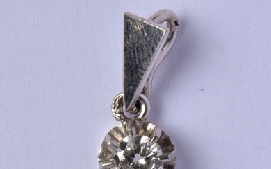 Pendentif en or gris 18K (750/oo) et platine (850/oo) centré d'un diamant taille brillant calibrant...