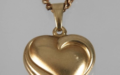 Pendentif sur chaîne vers 1990, or jaune estampillé 333, pendentif en forme de cœur sur...