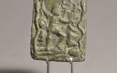 Plaque mystère Romaine, 2.-3. siècle après J.-C. Bronze, H = 4,1 cm (1 39/64 pouces)...