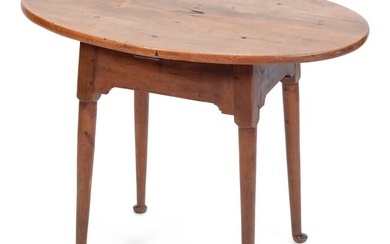 QUEEN ANNE TAVERN TABLE New England, 18th Century Height 26.5". Top 35.25" x 22.75".