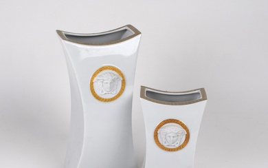 ROSENTHAL. Versace pour Rosenthal. Vase modèle « Gorgona » en porcelaine à décor de méandres...