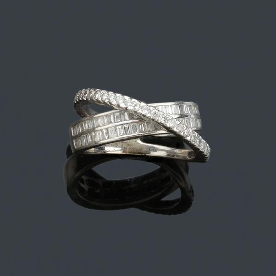 Ring with crossing hoops in 18K white gold, brilliants