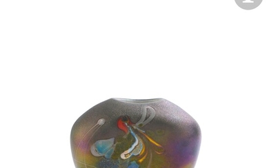 Robert PIERINI (France, né en 1950) Vase en verre soufflé sur piédouche à décor grainé...