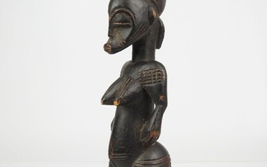 SENOUFO, Côte d'Ivoire. Bois sculpté et scarifié, patine noire Statue féminine debout, les mains sur...