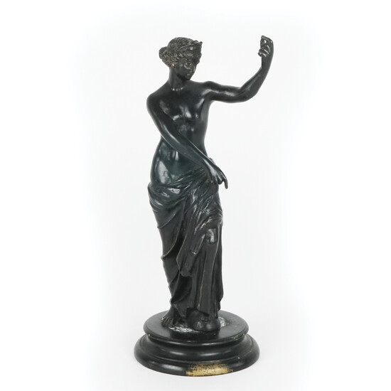 Scultura in bronzo patinato raffigurante Venere allo specchio. XIX secolo, h....