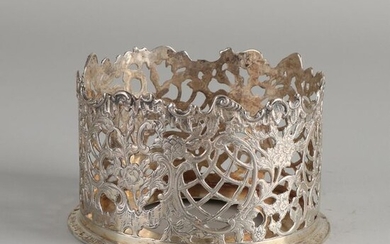 Silver bottle tray, 833/000, with a raised edge decorated with a sawn Biedermeier finish. MT .: Firma BWEldick, Zutphen, y.:D:1938. ø10x6cm. about 136 grams. In good condition