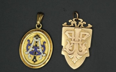 Suite de deux pendentifs médaillons porte-photo, l'un orné d'un monogrammée émaillée et l'autre d'un feuillage stylisé. Poids brut : 36,5 g avec verre pour les deux. H. 4,5 et 5 cm