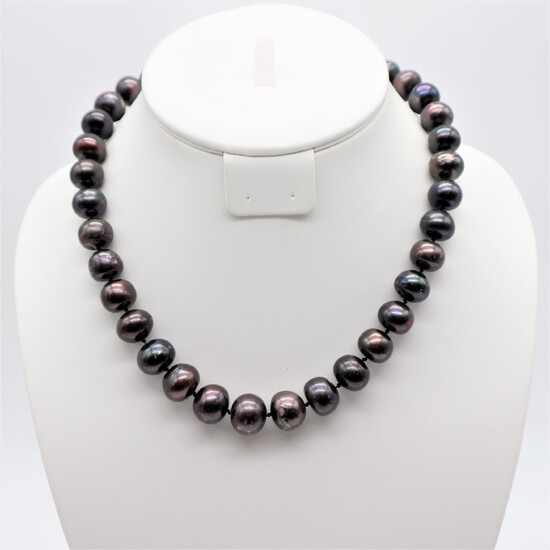 TAHITI CULTURED PEARL NECKLACE WITH MAGNET CLOSURE.