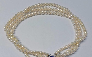 TRIPLE STRAND GRADUATED CULTURED PEARL NECKLACE ON A 9CT GOL...