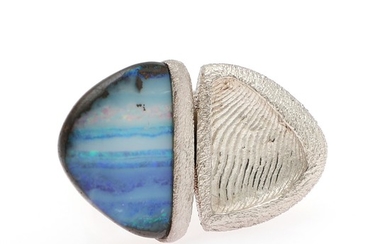 Thor Selzer: An opal ring set with a polished opal, mounted in sterling silver. Size app. 50.