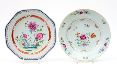 Twee Chinese 18°eeuwse borden in porselein met Famille Rose-decor - diameter : ca 22 cm||two...