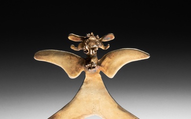 Un ancien pendentif classique représentant un aigle ou une chauve-souris, tenant dans sa gueule une...