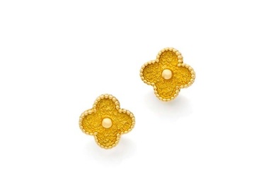 VAN CLEEF & ARPELS "Sweet Alhambra" Pair of ear clips in textured 18k yellow gold (750‰)