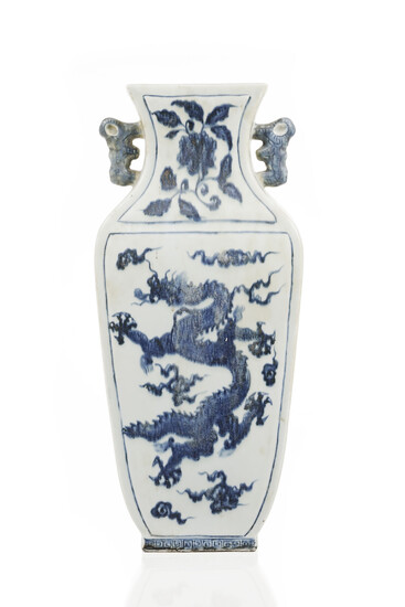 Vase en porcelaine, Chine, XXe s., décor en bleu de dragons et fleurs, à deux anses, marque Qianlong sous la base, h. 43,5 cm