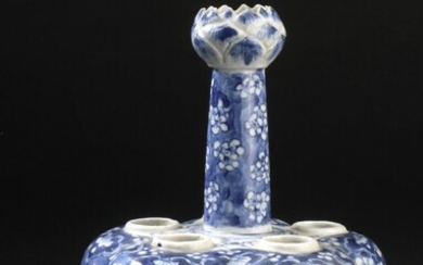 Vase pique-fleurs en porcelaine bleu blanc Chine, XIXe siècle La panse à cinq lobes et...
