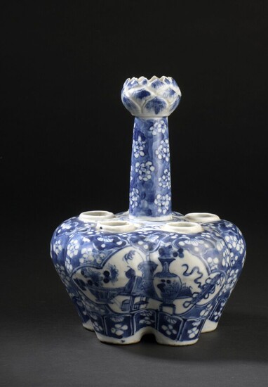 Vase pique-fleurs en porcelaine bleu blanc... - Lot 66 - Daguerre