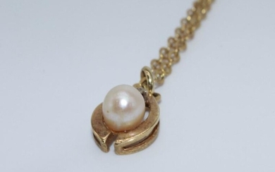 Vintage 8ct Gold Cultured Pearl/Diamond Pendant & Chain Metal:...