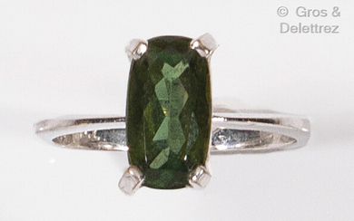 White gold ring, decorated with a cushion-sized peridot. Finger size:...