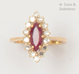 Yellow gold ring set with a shuttle ruby in a ring of brilliant-cut diamonds. Finger size: 47. Rough: 3.3g.