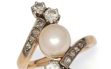 Yellow gold ring with a cultured pearl set with brilliant-cut diamonds. The ring is partially set with lines of brilliant-cut diamonds. Tour de doigt : 47. P. Brut : 6 g.
