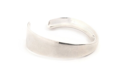 Jørgen Rasmussen: Asymmetrical sterling silver cuff bracelet. Internal L. app. 14 cm.