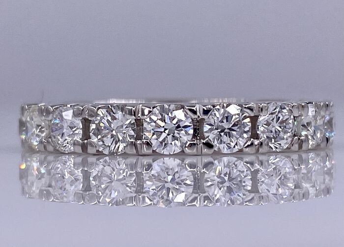 18 kt. White gold - Memoire / eternity ring with 2.25ct diamonds and HRD certificate - no reserve price!