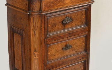 18th century Baroque comodini 4 drawer chest. Walnut with bird and geometric line inlay. Hidden well