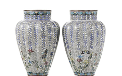 2 vases côtelés en émaux cloisonnés, Chine, XXe s., décor de multiples fleurs et papillons sous fond de spirales, h. 23,5 cm