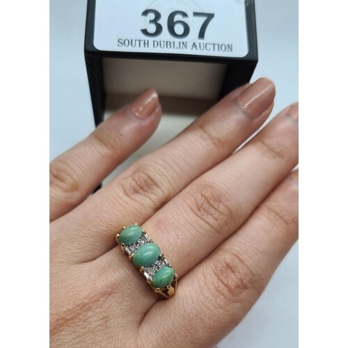 Vintage 18ct yellow gold diamond and cabachon jade triple cl...