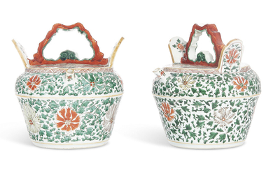 A PAIR OF FAMILLE VERTE LIME POTS AND COVERS, 17TH CENTURY