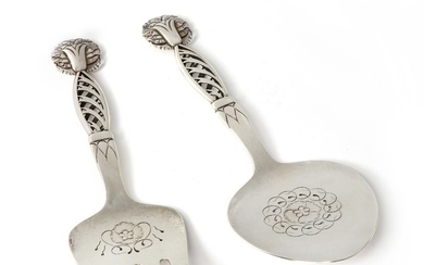 Georg Jensen: Silver fish serving set with openwork handles and flower ornamentation in relief. L. resp. 24 and 25 cm. (2)