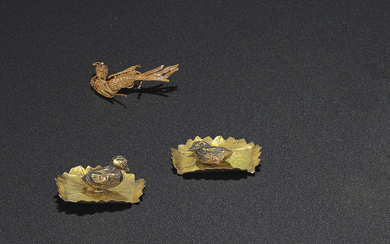 A PAIR OF MINIATURE GOLD DUCK-SHAPED ORNAMENTS, SONG-MING DYNASTY (AD 960-1644)
