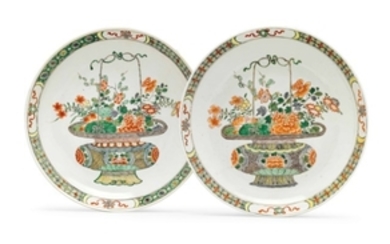 A PAIR OF FAMILLE VERTE SAUCER DISHES WITH BASKETS OF FLOWERS, KANGXI PERIOD (1662-1722)