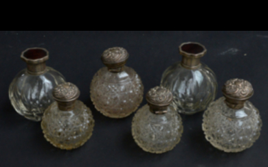 Lotto composto da sei boccette portaprofumo diverse in cristallo con tappi in argento (difetti)
