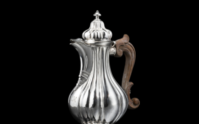 A silver coffee pot. Venice, 18th Century (h. cm 22) (g gross 367 ca.)