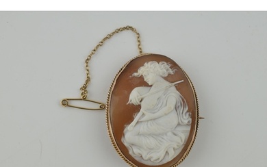 9ct gold cameo brooch, a lady with a violon, 11.1 grams, met...