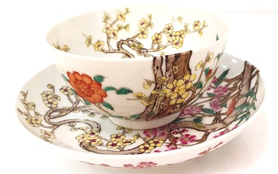 A 20TH CENTURY CHINESE FAMILLE ROSE TEABOWL AND SAUCER