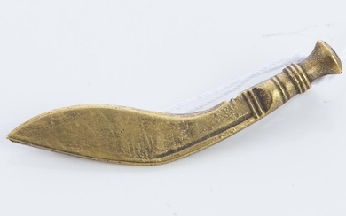 A BRONZE CLIP FEATURING A NEPALESE GURKHA KNIFE, TOTAL LENGTH 45MM