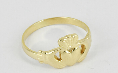 A CLADDAGH GOLD RING