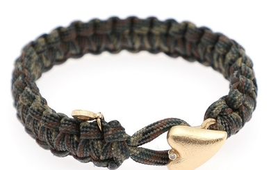 A “From Soldier to Soldier” bracelet of brown and green paracord set with a heart and a brilliant-cut diamond, mounted in 14k gold. L. 18,5 cm.