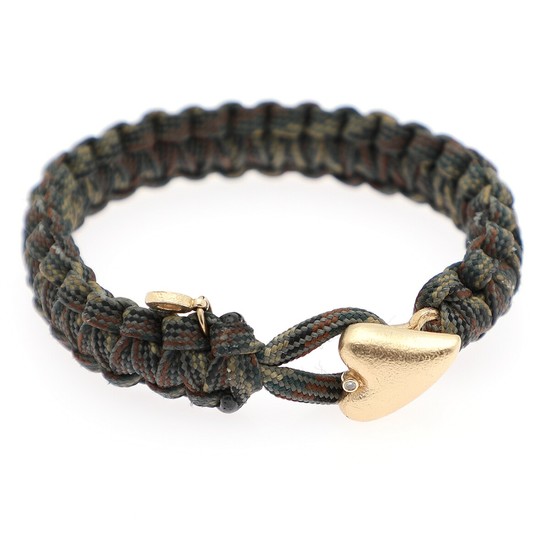 A “From Soldier to Soldier” bracelet of brown and green paracord set with a heart and a brilliant-cut diamond, mounted in 14k gold. L. 18,5 cm.