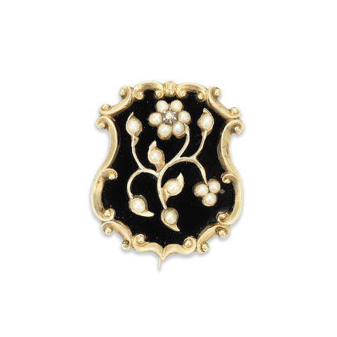 A GOLD, ENAMEL AND SEED PEARL MOURNING BROOCH, CIRCA 1830